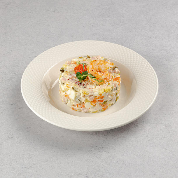 Оливье с ветчиной, копченой курочкой, украшено креветкой, красной икрой и каперсом